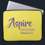 ASPIRE HOGER Inspirerend Christelijk geel Laptop Sleeve<br><div class="desc">Het Inspirerend bericht - Aspire Hoger - met de verwijzing Colossians van de Manuscript 3:2 "plaats uw mening op dingen hierboven". Een motivatie bericht, eenvoudig nog stijlvol getoond. De tekst is volledig klantgericht, zodat kunt u met uw eigen favoriete bericht en verwijzing van de Manuscript personaliseren, of u kunt weggaan...</div>