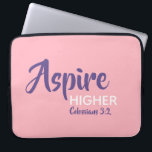 ASPIRE HOGER Inspirerend Christelijk Roze Laptop Sleeve<br><div class="desc">Het Inspirerend bericht - Aspire Hoger - met de verwijzing Colossians van de Manuscript 3:2 "plaats uw mening op dingen hierboven". Een motivatie bericht, eenvoudig nog stijlvol getoond. De tekst is volledig klantgericht, zodat kunt u met uw eigen favoriete bericht en verwijzing van de Manuscript personaliseren, of u kunt weggaan...</div>