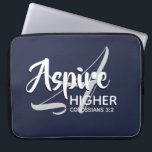 ASPIRE HOGER Inspirerend NAVY Christelijk Laptop Sleeve<br><div class="desc">Het Inspirerend bericht - Aspire Hoger - met de verwijzing Colossians van de Manuscript 3:2 "plaats uw mening op dingen hierboven". Een motivatie bericht, eenvoudig nog stijlvol getoond. Monogram A voor Aspire op de achtergrond (kan worden geschrapt). Al tekst is volledig klantgericht, zodat kunt u met uw eigen monogram, favoriete...</div>