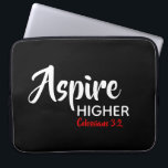 ASPIRE HOGER zwart Inspirerend Christelijk Laptop Sleeve<br><div class="desc">Het Inspirerend bericht - Aspire Hoger - met de verwijzing Colossians van de Manuscript 3:2 "plaats uw mening op dingen hierboven". Een motivatie bericht, eenvoudig nog stijlvol getoond. De tekst is volledig klantgericht, zodat kunt u met uw eigen favoriete bericht en verwijzing van de Manuscript personaliseren, of u kunt weggaan...</div>