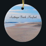 Assateague Beach Ornament<br><div class="desc">Dit ronde, keramische ornament beschikt over een afbeelding van het prachtige, desolate strand op Assateague Island in Maryland. Assateague is het enige park aan de oceaan van Maryland en maakt deel uit van het Amerikaanse National Park System. Dit maakt deel uit van een barrière-eiland aan de kusten van Maryland en...</div>