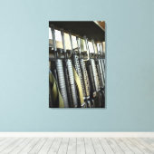 Assault-geweren staan klaar op het wapenrek canvas afdruk (Insitu (Houten vloer))