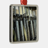 Assault-geweren staan klaar op het wapenrek metalen ornament (Rechts)