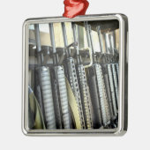 Assault-geweren staan klaar op het wapenrek metalen ornament (Links)