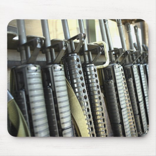 Assault-geweren staan klaar op het wapenrek muismat (Voorkant)