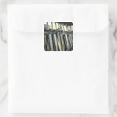 Assault-geweren staan klaar op het wapenrek vierkante sticker (Tas)