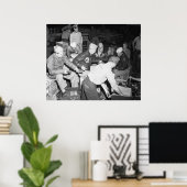 Assembling the Ammo Poster (Thuiskantoor)