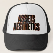 Assets Over Aesthetics™ kroont de Compounder Trucker Pet (Voorkant)