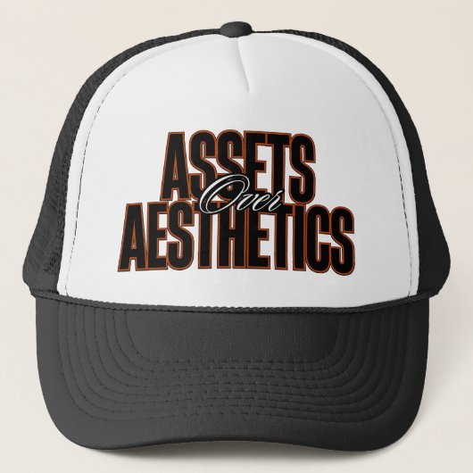 Assets Over Aesthetics™ kroont de Compounder Trucker Pet (Voorkant)