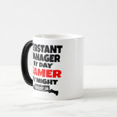 Assistent Manager voor Day Gamer by Night Magische Mok (Voorkant links)