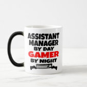 Assistent Manager voor Day Gamer by Night Magische Mok (Links)
