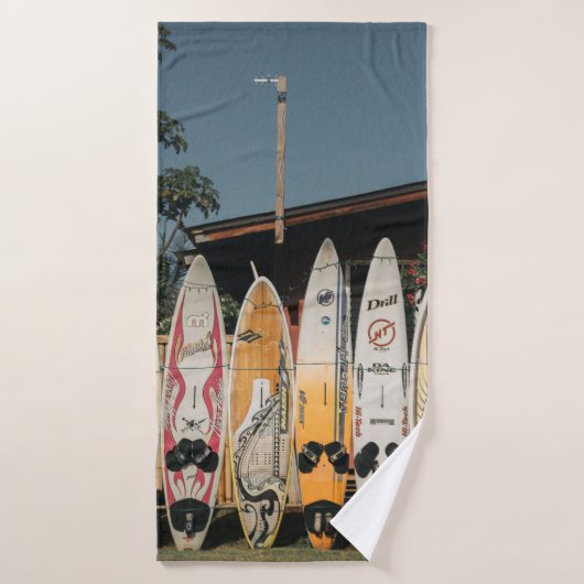 Assorberende surfplanken staan op open veld in de badhanddoek (Badhanddoek)