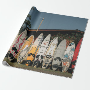 Assorberende surfplanken staan op open veld in de cadeaupapier
