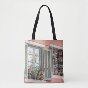 ASSORTEKLEURSTROMEN IN HET VENSTER NEAR TOTE BAG