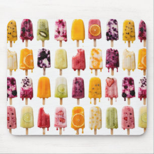 Assortiment van bevroren fruitlolly's op wit muismat