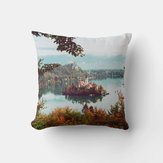 Assumptiekerk in het meer van Bled Slovenië in de  Kussen (Voorkant)