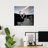 Astronaut aan boord van Space Shuttle Atlantis Poster (Thuiskantoor)