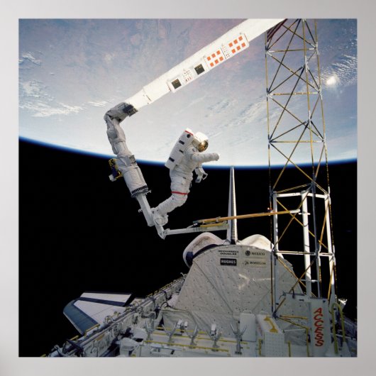 Astronaut aan boord van Space Shuttle Atlantis Poster (Voorkant)