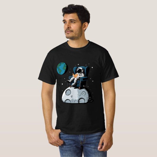 Astronaut aan het lezen op Moon Funny T-shirt (Voorkant volledig)