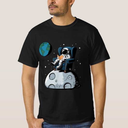 Astronaut aan het lezen op Moon Funny T-shirt (Voorkant)