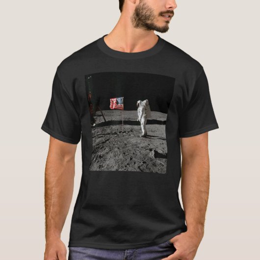Astronaut and US Flag on Lunar Surface Apollo Moon T-shirt (Voorkant)