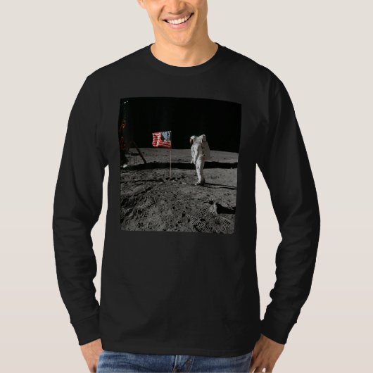 Astronaut and US Flag on Lunar Surface Apollo Moon T-shirt (Voorkant)