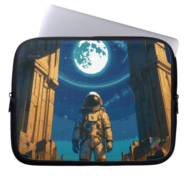 Astronaut Beneath the Celestial Gate Laptop Sleeve (Voorkant)