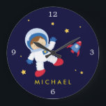 Astronaut Boy Space Geëerd Grote Klok<br><div class="desc">Pas deze prachtige klok aan met de naam,  het monogram of een tekst van je keuze.</div>