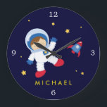 Astronaut Boy Space Geëerd Grote Klok<br><div class="desc">Pas deze prachtige klok aan met de naam,  het monogram of een tekst van je keuze.</div>