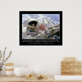 Astronaut Dale A. Gardner houdt het bord "Voor ver Poster (Keuken)