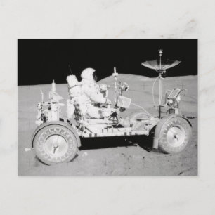 Astronaut die Lunar Lander op de maan rijdt Briefkaart