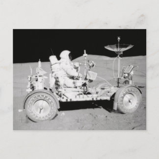 Astronaut die Lunar Lander op de maan rijdt Briefkaart