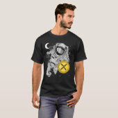 Astronaut die rimpelkleurige XRP-munten aan de maa T-shirt (Voorkant volledig)