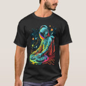 Astronaut DJ Playing Turntables in Space EDM cool  T-shirt (Voorkant)