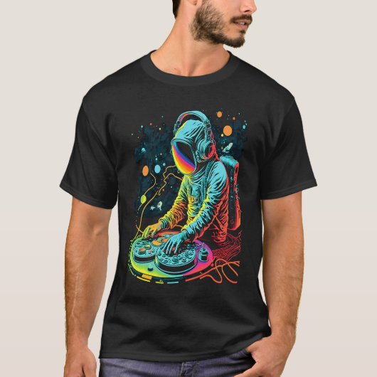 Astronaut DJ Playing Turntables in Space EDM cool  T-shirt (Voorkant)