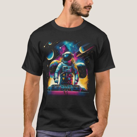 Astronaut DJing in de ruimte EDM Funky Dance Club T-shirt (Voorkant)