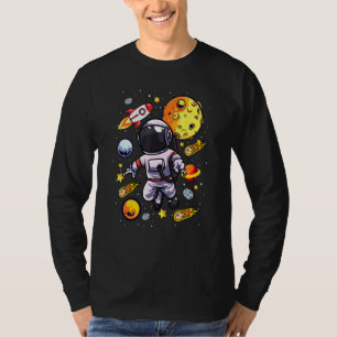Astronaut drijft alleen door de ruimte op een laag t-shirt