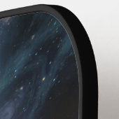 Astronaut Drijft Onder de Kosmische Pickleball Zon Paddle (Links Detail)