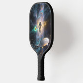 Astronaut Drijft Onder de Kosmische Pickleball Zon Paddle (Links)