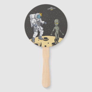 Astronaut en buitenaards handwaaier
