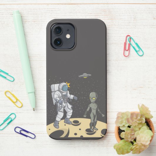 Astronaut en buitenaards iPhone hoesje (Op bureau)