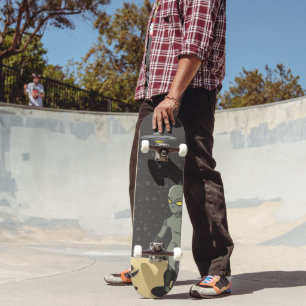 Astronaut en buitenaards persoonlijk skateboard