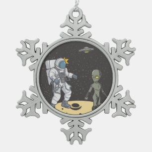 Astronaut en buitenaards tin sneeuwvlok ornament