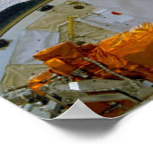 Astronaut Floating boven Shuttle Discovery Poster (Hoek)