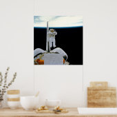 Astronaut Floating boven Shuttle Discovery Poster (Keuken)