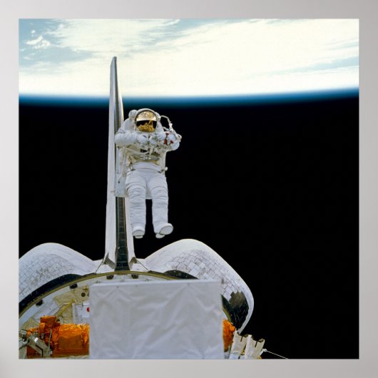 Astronaut Floating boven Shuttle Discovery Poster (Voorkant)