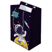 Astronaut Floating in Buitenruimte Medium Cadeauzakje (Voorkant Gekanteld)