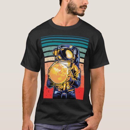 Astronaut holding Moon Retro Cosmic T-shirt (Voorkant)
