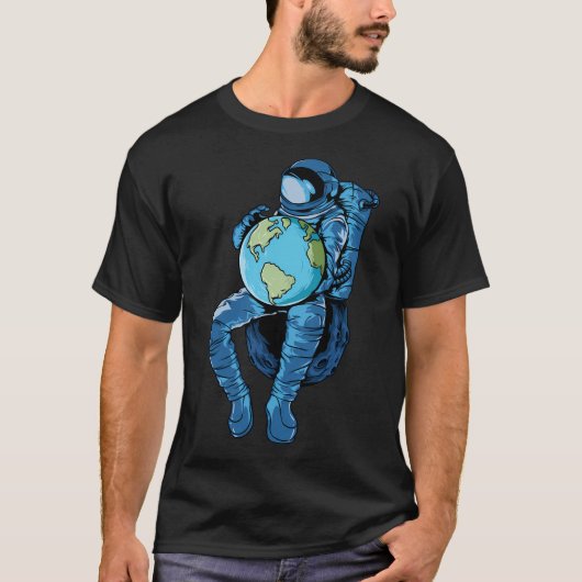 Astronaut houdt planeet aarde vast t-shirt (Voorkant)