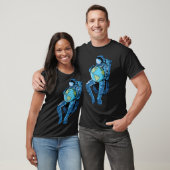 Astronaut houdt planeet aarde vast t-shirt (Unisex)